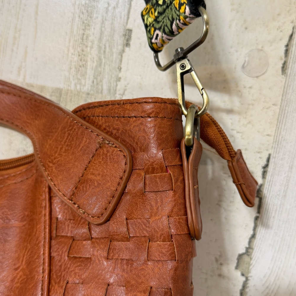 Le Miel Woven-Panel Brown Shoulder Bag with Floral Accent Strap - Picture 5 of 12